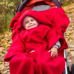 Baby Gadgets Deka s rukávy pro děti Baby Wrapi Active - červená