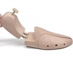 APT AG664A Napínák do topánok z cédrového dreva veľ. 43-44