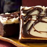 Village Candle Vonná svíčka ve skle, Čokoládový dortík - Brownies Delight, 3,75oz