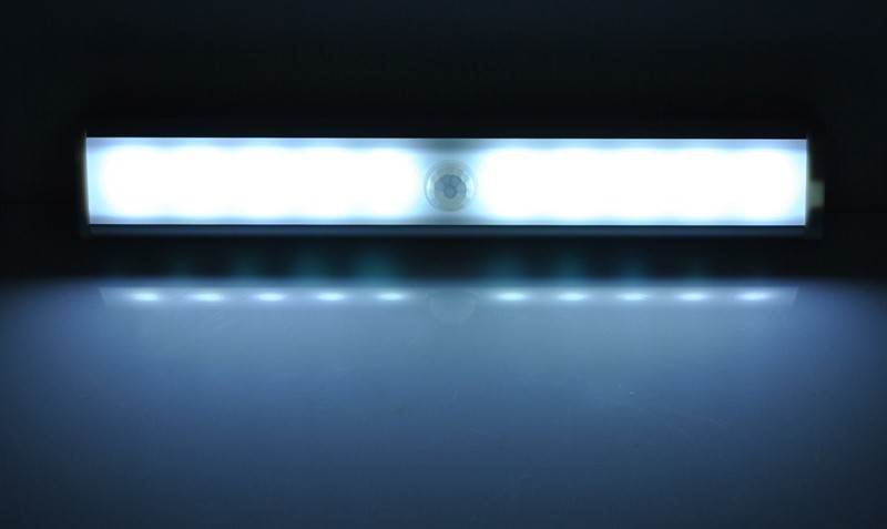 Izoxis LED osvětlení s pohybovým senzorem 10LED, 4x AAA