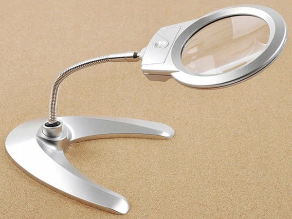Verk 09010 Stolná lupa s podstavcom 2 x LED
