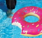 KIK Kruh na plavání nakousnutá kobliha 60 cm růžová