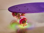 KIK Pennyboard se svítícími LED koly 56 x 15 cm fialový