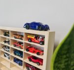Kruzzel 20233 Dřevěná polička na autíčka na 80 ks