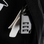 Kruzzel 19374 Chytrý svítící batoh Unisex s USB, penál, zámek, 19l, černý