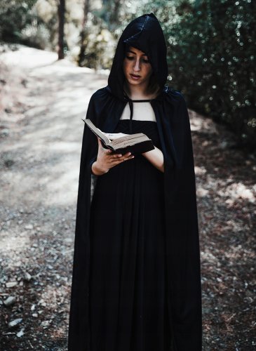 Malatec 19547 Čarodejnícka pelerína s kapucňou čierna