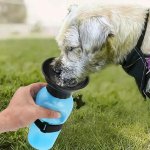 APT AG604B Cestovná fľaša pre psov s miskou 500 ml béžová