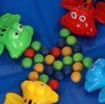 KIK KX4898 Rodinná hra Hungry Frogs, modrá