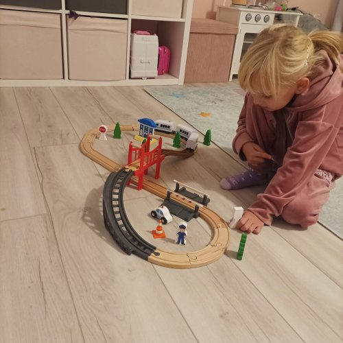 Kruzzel 22646 Drevená vláčikodráha na batérie 37 dielov, 320 cm