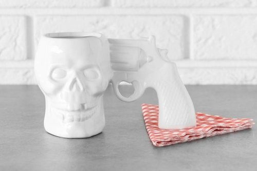 Master Hrnček Revolver lebka 330ml biela