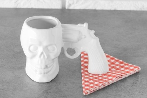 Master Hrnček Revolver lebka 330ml biela