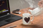 Master Hrnek Pixelové srdce 330ml bílá