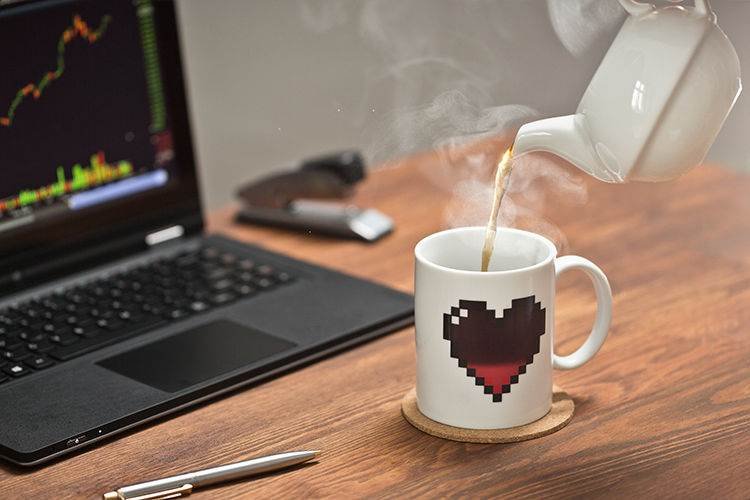 Master Hrnek Pixelové srdce 330ml bílá