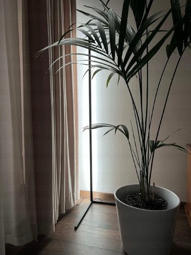 Pronett XJ4942 Rohová LED stojacia lampa RGB, 20 W, diaľkové ovládanie 150 cm, čierna