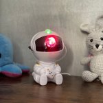 Izoxis 24329 Astronaut sediaci projektor nočnej oblohy, polárna žiara a hviezd, diaľkové ovládanie