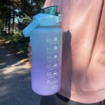 Trizand 24496 Motivačná fľaša na vodu 2000 ml, fialovomodrá