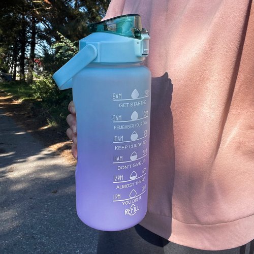Trizand 24496 Motivačná fľaša na vodu 2000 ml, fialovomodrá