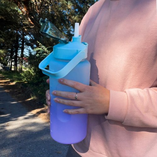 Trizand 24496 Motivačná fľaša na vodu 2000 ml, fialovomodrá