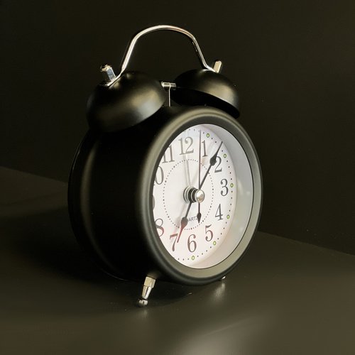 Izoxis 25473 Retro analógový budík s LED podsvietením 12,5 x 9 cm čierny