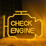 APT ZD135 LED dekorace ve tvaru motoru s nápisem CHECK ENGINE