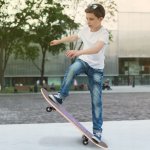 MalPlay Skateboard s oboustranným potiskem 77 cm, Galaxy