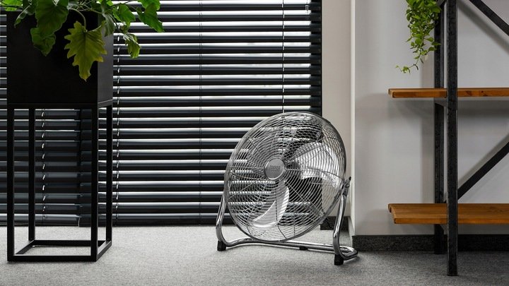 Teesa TSA8058 Podlahový ventilátor 40cm, 90W, stříbrný