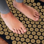 Rebel RBA-6002-GL Akupresúrna masážna podložka + vankúš 72 x 42 cm, čierna a zlatá