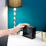 Kruger&Matz KM0821 Radiobudík LED, FM, 2x AAA 1,5 V, černý