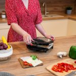 Teesa TSA3222 Sendvičovač, keramické plotny, 800 W, černá