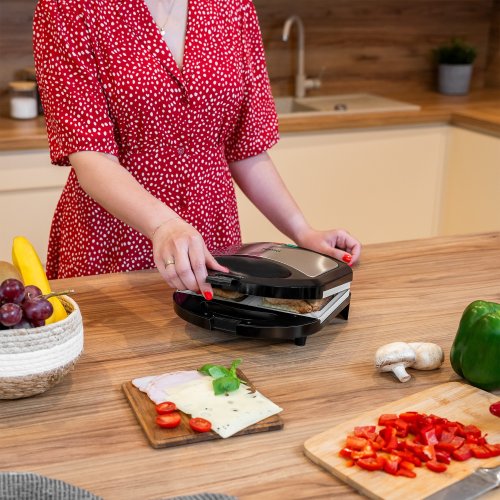 Teesa TSA3222 Sendvičovač, keramické plotny, 800 W, černá