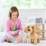 MalPlay Plyšový pejsek v duhové kabelce 23 cm, hnědý