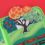 KIK KX2956 Montessori senzorická kniha farma, zelená